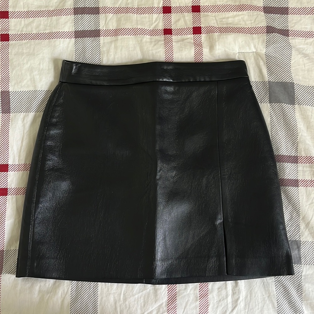 Aritiza Wilfred Patio Mini Skirt (black, size S)